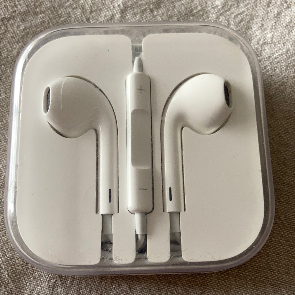 Apple Earbuds. Brand new. Never used.